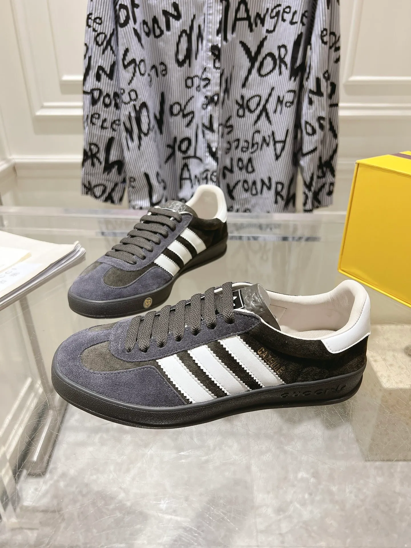 👟👟Ex-factory price 520👟👟Gucci&adidas joint limited edition couple's sneakers. A super nice joint casual sneaker with rich and bold colors! It showed everyone a completely different charm from the past! Combining retro style and youthful sports style to create a new aesthetic! Vitality yet stylish at the same time! ! Upper - made of cowhide, cowhide, cloth. Lining - sheepskin lining for foot pads. Sole - original open-molded beef tendon non-slip and wear-resistant outsole. Size: 35-47 (couple style)